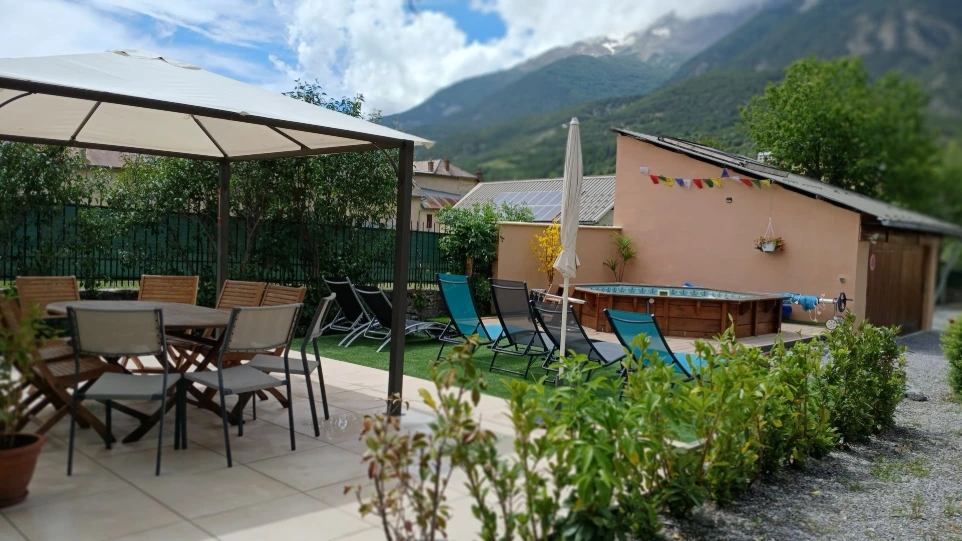 gîte avec terrasse et piscine à Jausiers