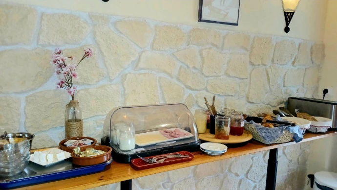 Ontbijtbuffet met ham, kaas, yoghurts, fruit, huisgemaakte konfituur,