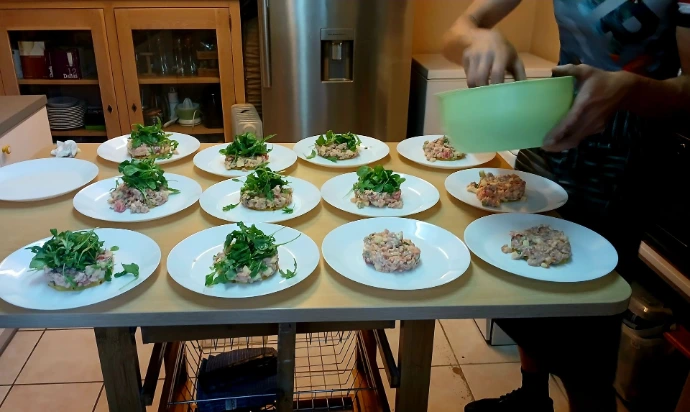 huisgemaakte gerechten met verse ingrediënten voor een gezellige gastentafel