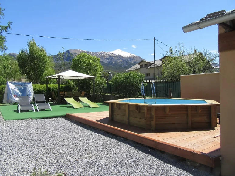 Piscine avec vue sur les montagnes de l'Ubaye 