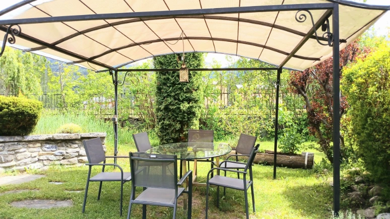 terrasse dans le jardin entouré des arbres et fleurs pour votre apéro