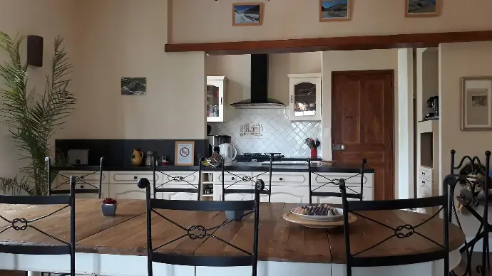 salle à manger avec la table d&#39;hôtes