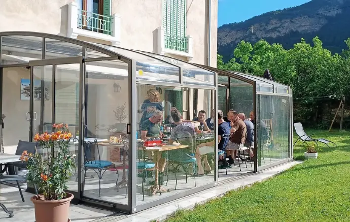 véranda pour dîner et petit-déjeuner en été, vue magnifique