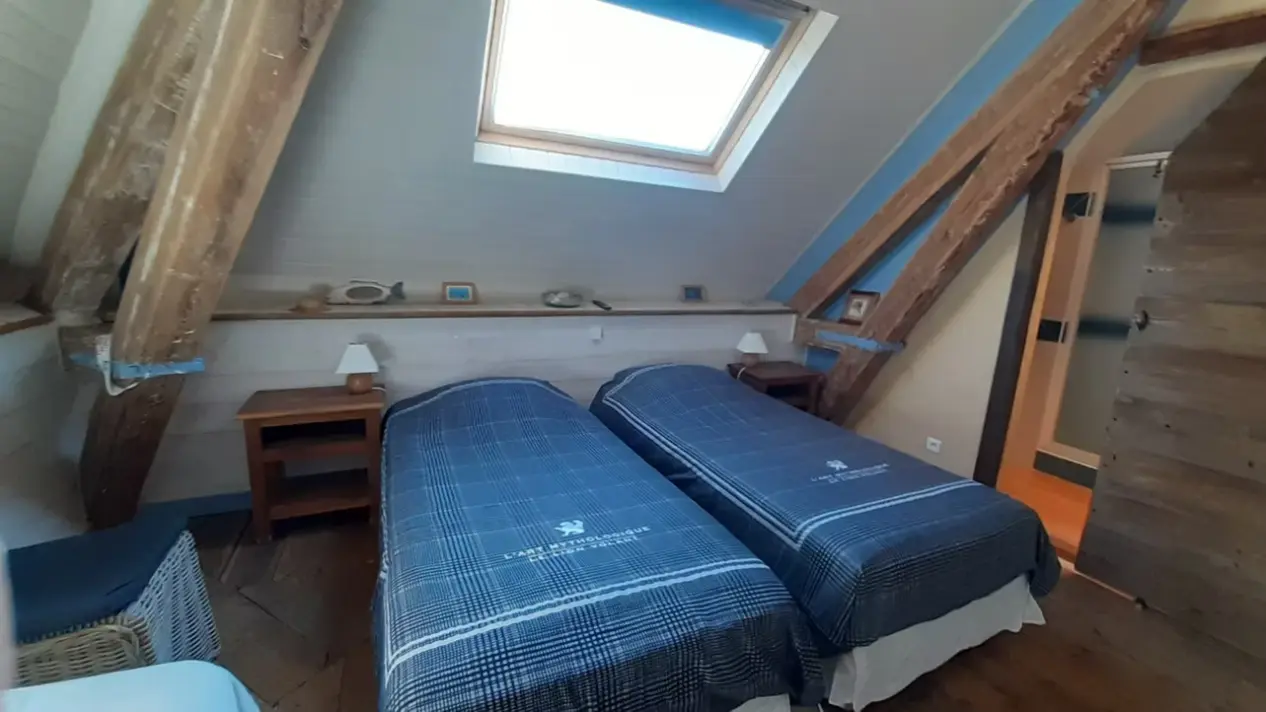 chambre avec deux lits simples